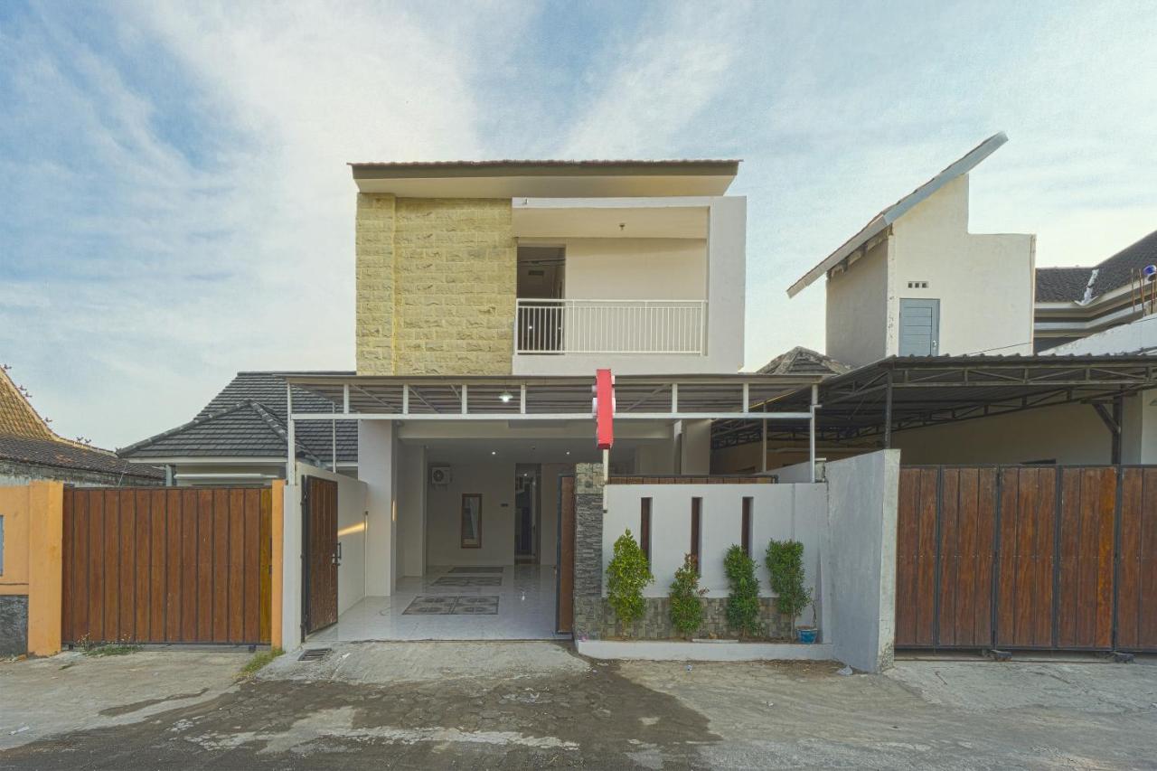 Oyo 1542 Yessy Mansion Ngabean Exterior foto