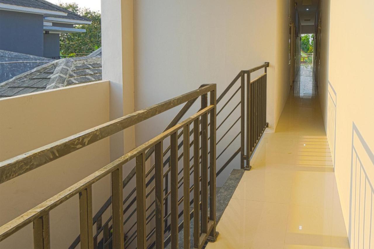 Oyo 1542 Yessy Mansion Ngabean Exterior foto